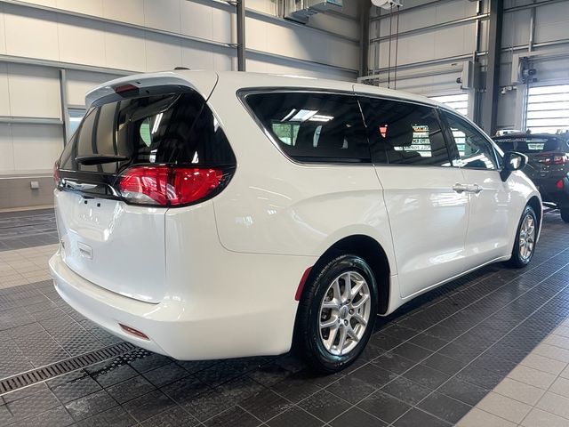 2022 Chrysler Voyager LX