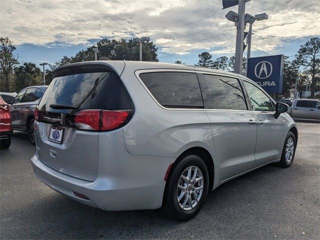 2022 Chrysler Voyager LX