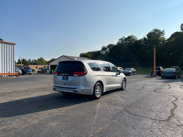 2022 Chrysler Voyager LX