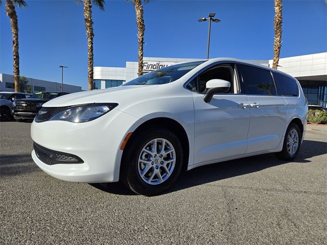 2022 Chrysler Voyager LX