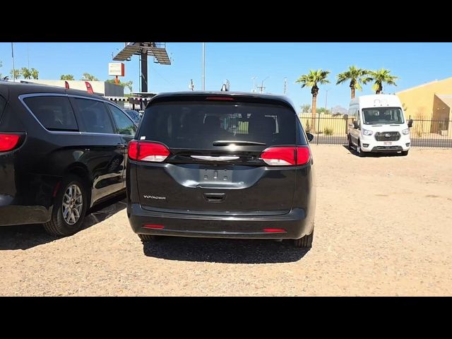 2022 Chrysler Voyager LX