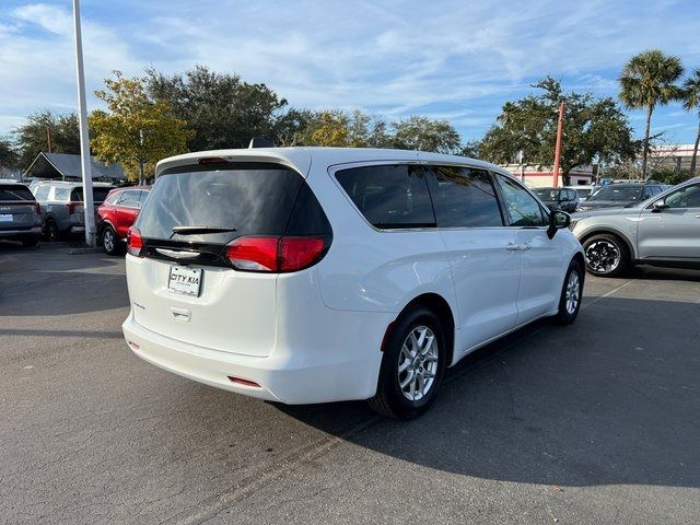 2022 Chrysler Voyager LX