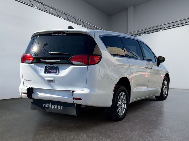 2022 Chrysler Voyager LX