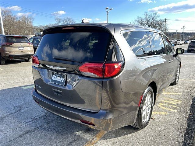 2022 Chrysler Voyager LX