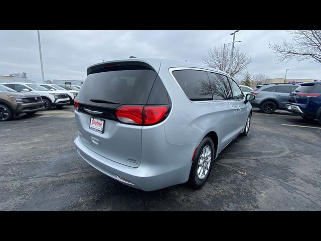 2022 Chrysler Voyager LX