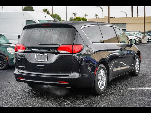 2022 Chrysler Voyager LX