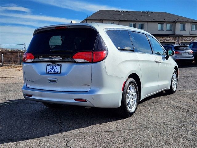 2022 Chrysler Voyager LX