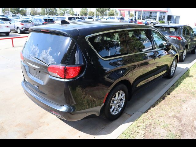 2022 Chrysler Voyager LX