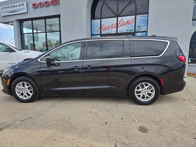 2022 Chrysler Voyager LX