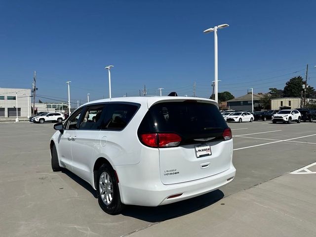 2022 Chrysler Voyager LX