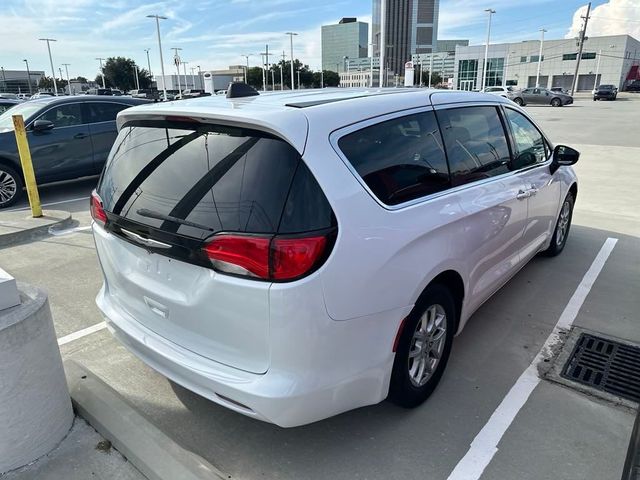 2022 Chrysler Voyager LX