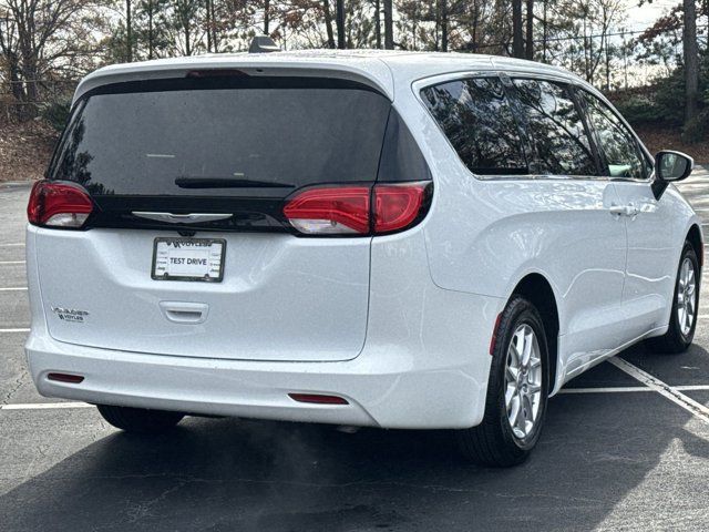 2022 Chrysler Voyager LX