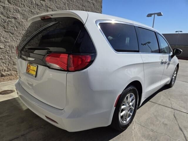 2022 Chrysler Voyager LX