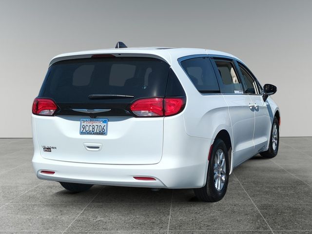 2022 Chrysler Voyager LX