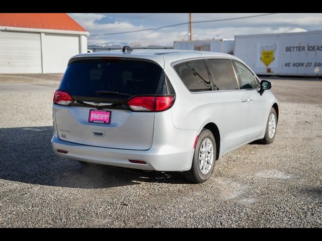 2022 Chrysler Voyager LX