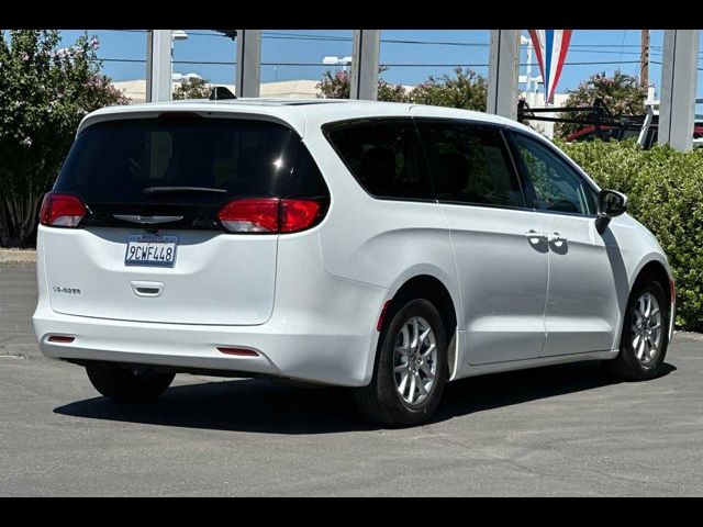 2022 Chrysler Voyager LX