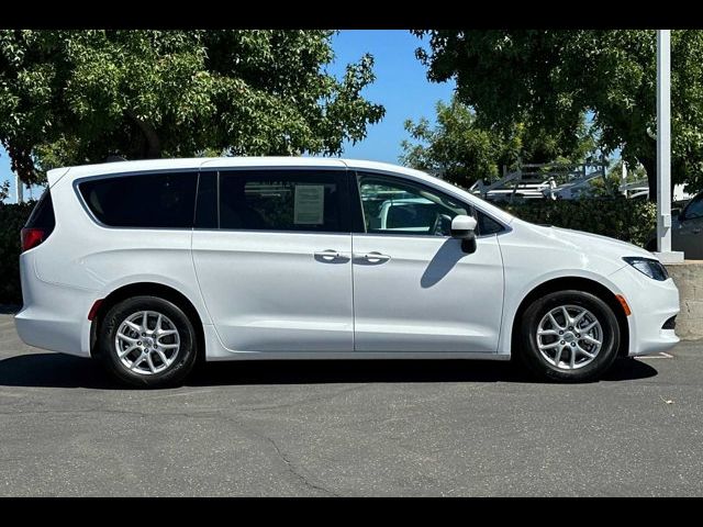 2022 Chrysler Voyager LX