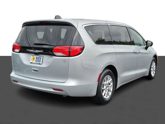 2022 Chrysler Voyager LX