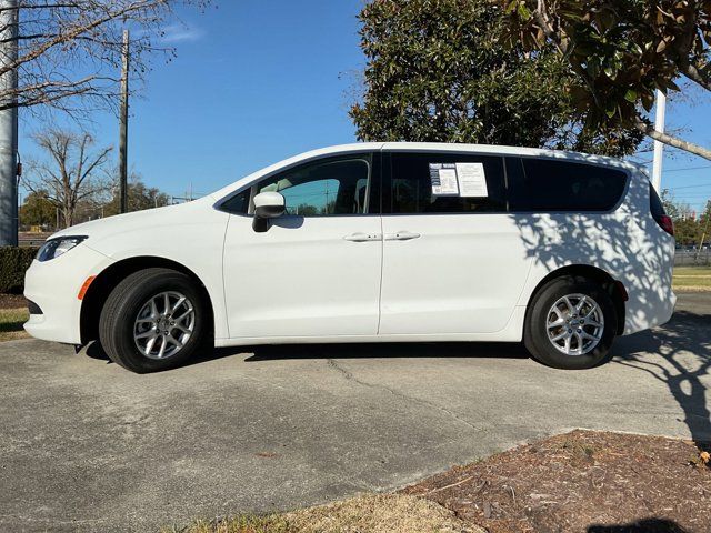 2022 Chrysler Voyager LX