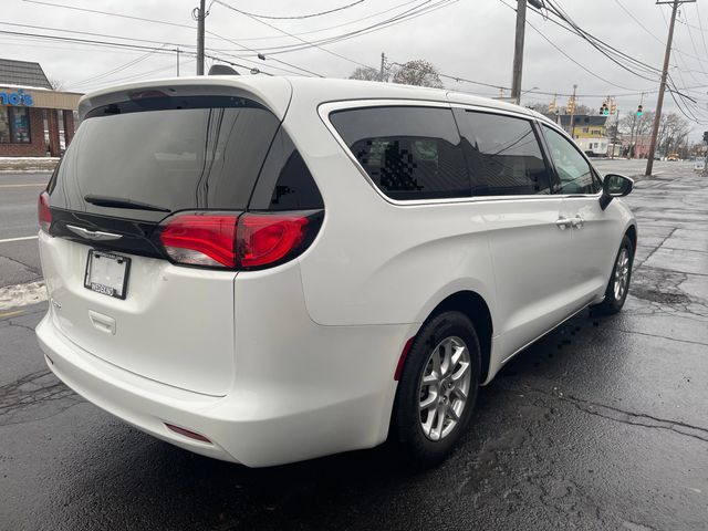 2022 Chrysler Voyager LX