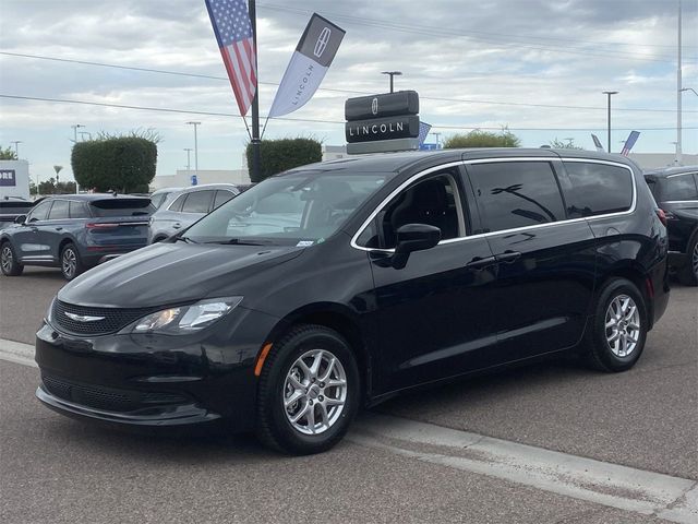 2022 Chrysler Voyager LX