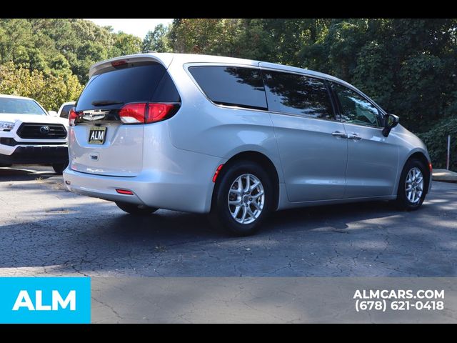 2022 Chrysler Voyager LX