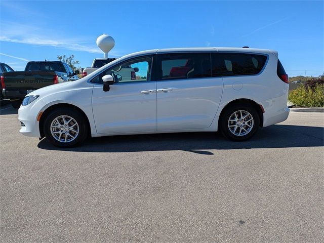 2022 Chrysler Voyager LX