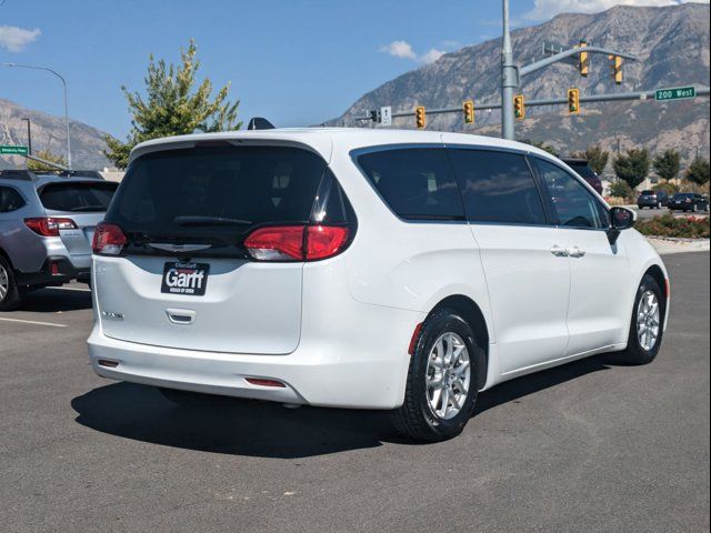 2022 Chrysler Voyager LX