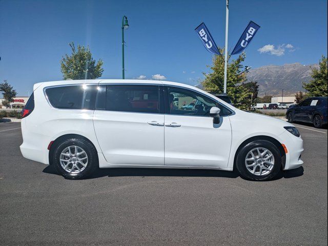 2022 Chrysler Voyager LX