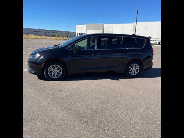 2022 Chrysler Voyager LX