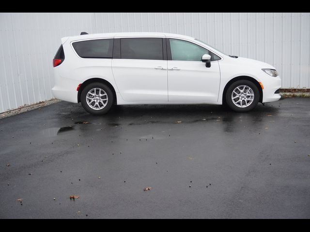 2022 Chrysler Voyager LX