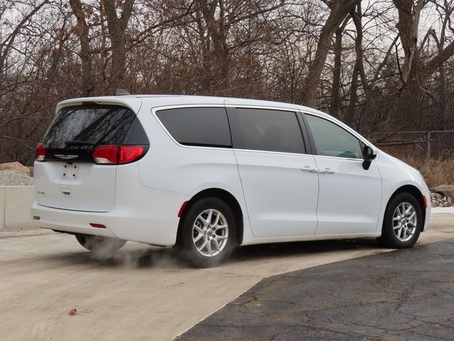 2022 Chrysler Voyager LX