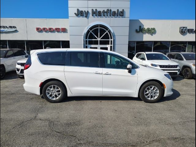 2022 Chrysler Voyager LX