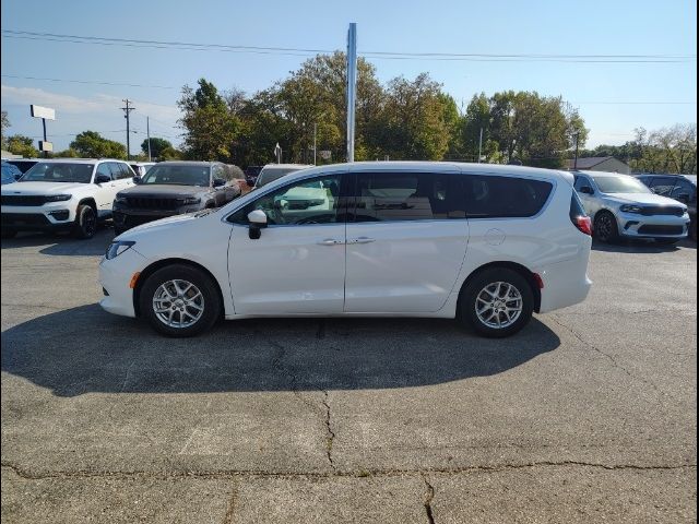 2022 Chrysler Voyager LX