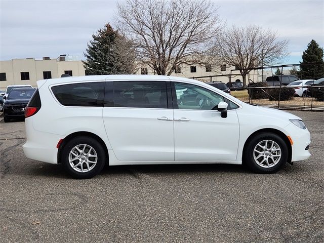 2022 Chrysler Voyager LX