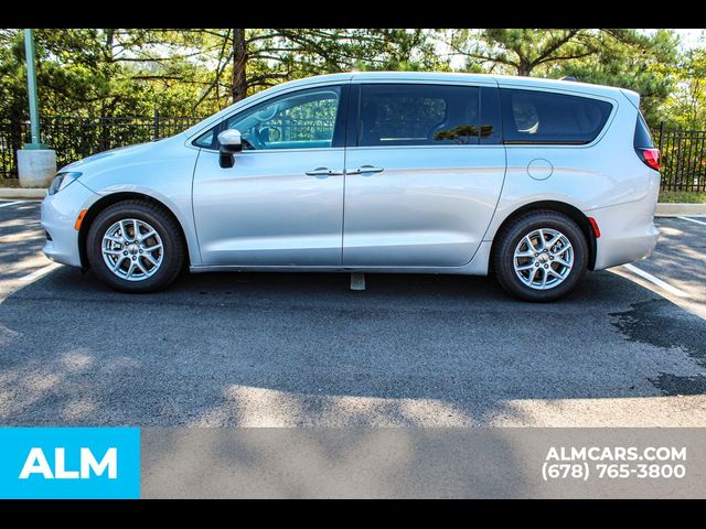 2022 Chrysler Voyager LX