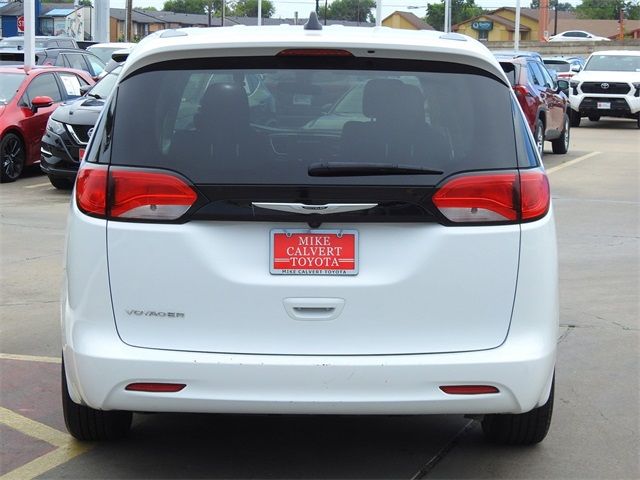 2022 Chrysler Voyager LX