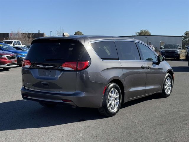 2022 Chrysler Voyager LX