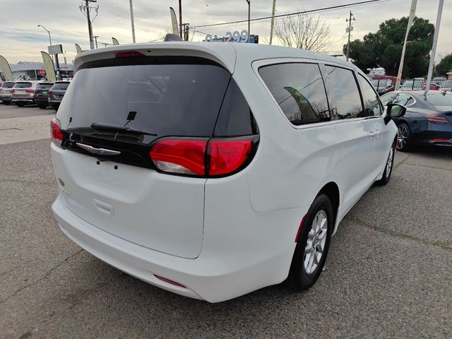 2022 Chrysler Voyager LX