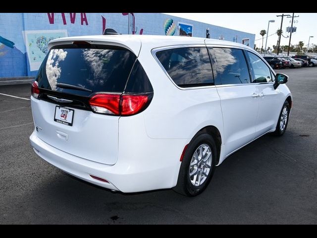 2022 Chrysler Voyager LX