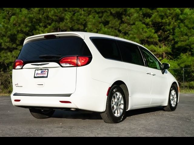 2022 Chrysler Voyager LX