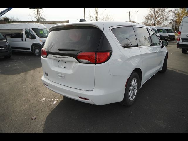 2022 Chrysler Voyager LX