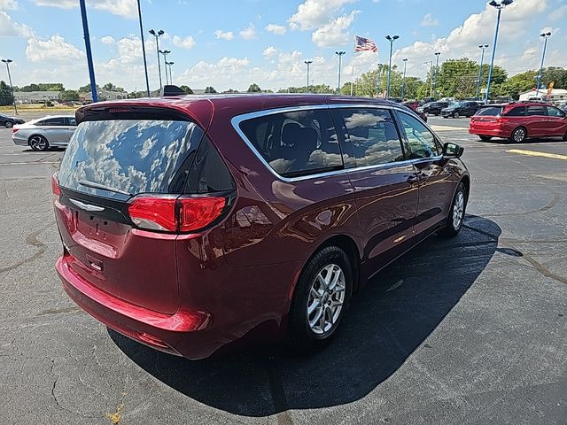 2022 Chrysler Voyager LX