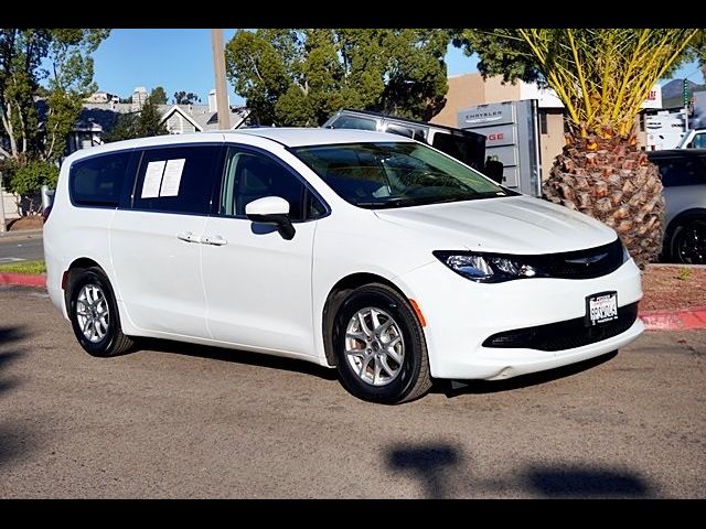 2022 Chrysler Voyager LX