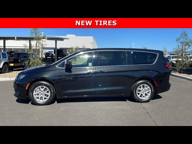 2022 Chrysler Voyager LX