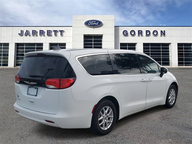 2022 Chrysler Voyager LX