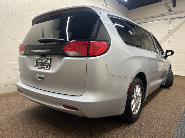 2022 Chrysler Voyager LX