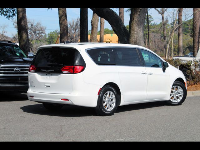 2022 Chrysler Voyager LX