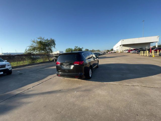 2022 Chrysler Voyager LX