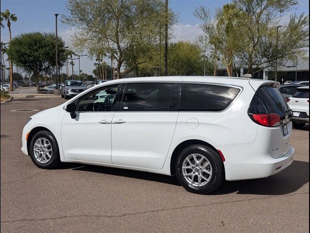 2022 Chrysler Voyager LX